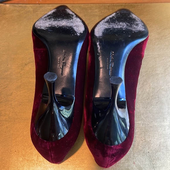RARE! Salvatore Ferragamo Lace-Up Crushed Velvet Pumps - Picture 15 of 16